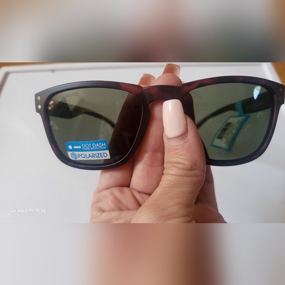 NWT. DOT DASH POLARIZED CLASSIC SUNGLASSES - Picture 5 of 5